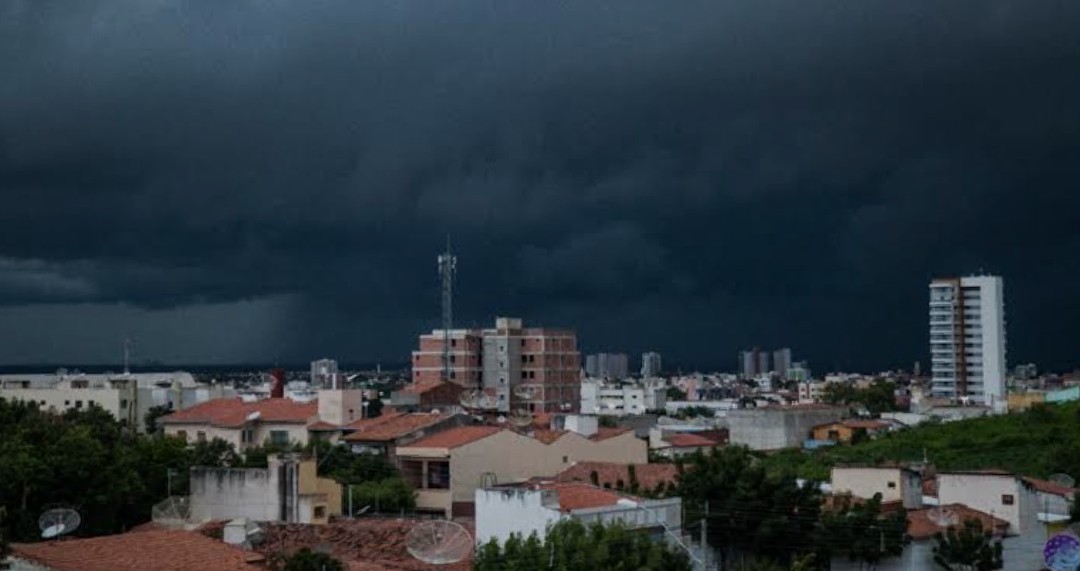 Alerta Vermelho: Inmet prevê chuvas intensas e riscos em São Luís durante o carnaval O Instituto Nacional de Meteorologia (Inmet) emitiu um alerta vermelho para chuvas intensas na Grande São Luís nesta sexta-feira (28), em pleno feriado de Carnaval. O aviso é válido até as 10h do dia 3 de março e prevê precipitação superior a 60 mm/h ou acima de 100 mm/dia na região metropolitana. As temperaturas devem variar entre mínima de 23°C e máxima de 28°C. Conforme o Inmet, as fortes chuvas podem trazer grandes riscos, como danos em edificações, quedas de energia elétrica, quedas de árvores, descargas elétricas, alagamentos, enxurradas e transtornos no transporte rodoviário. A população deve permanecer atenta e seguir as orientações das autoridades para garantir a segurança durante o período de alerta.